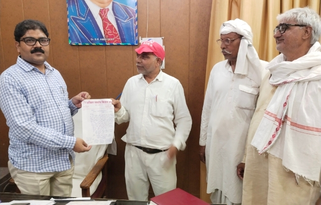 कृभको प्रभारी की कथित मनमानी से किसानों में आक्रोश