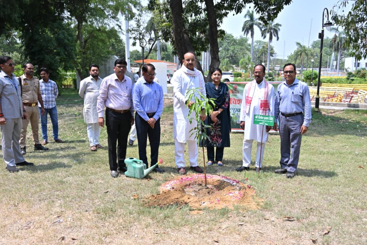 वृक्षारोपण कर पर्यावरण संरक्षण का दिया संदेश