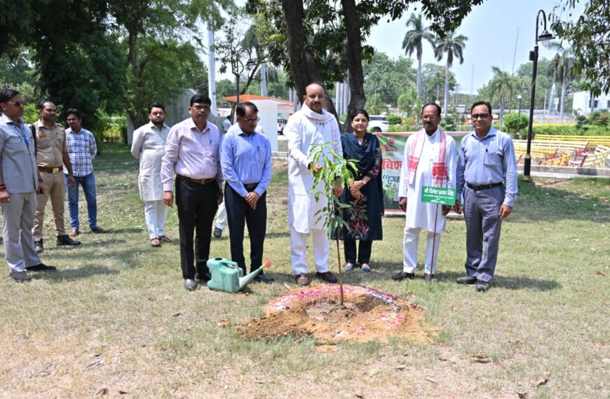 वृक्षारोपण कर पर्यावरण संरक्षण का दिया संदेश