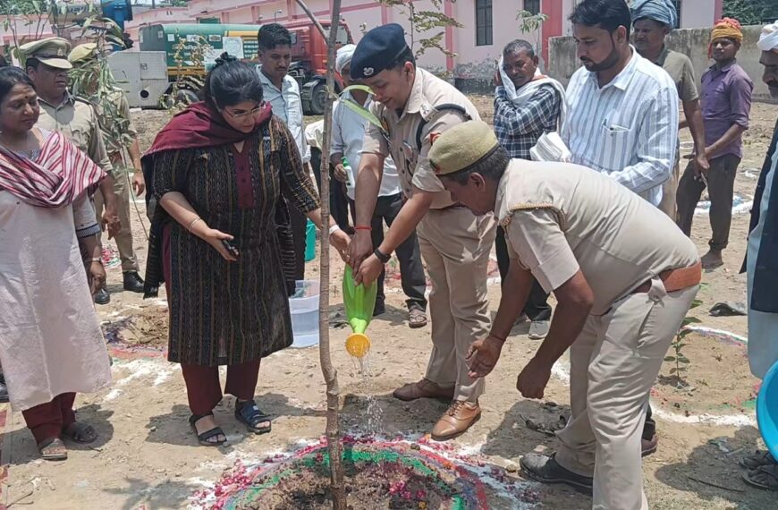 वृक्षारोपण कर पर्यावरण संरक्षण का लिया संकल्प