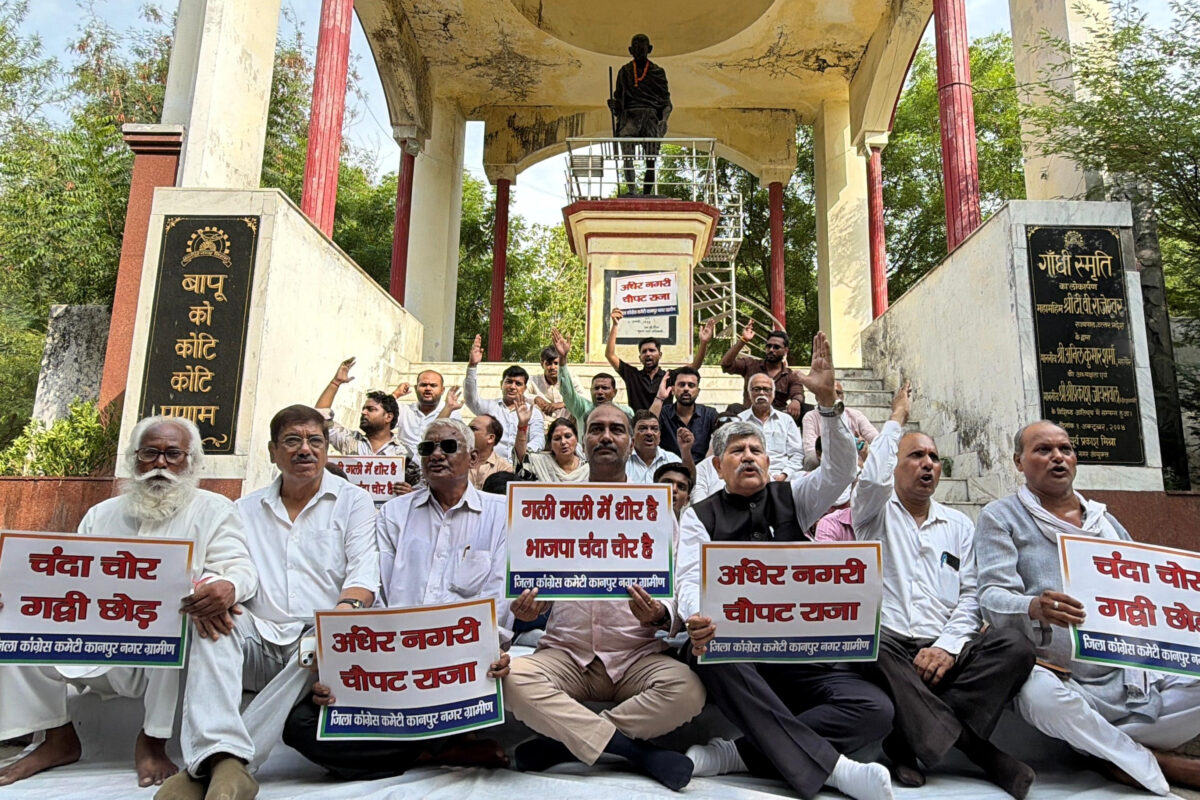 नेताओं की नजरबन्दी के विरोध में सत्याग्रह पर बैठे कांग्रेसी