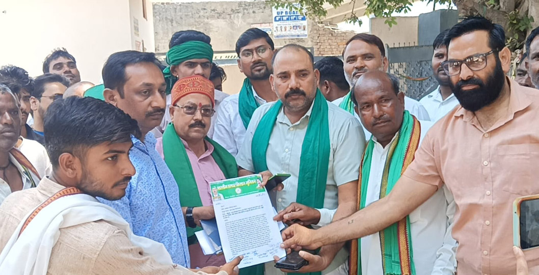 भाकियू हलधर ने विद्युत अधीक्षण अभियंता कार्यालय का घेराव कर सौंपा ज्ञापन