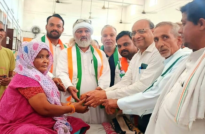 राहुल गांधी के जन्मदिन पर कांग्रेसियों ने मरीजों को फल बांटे