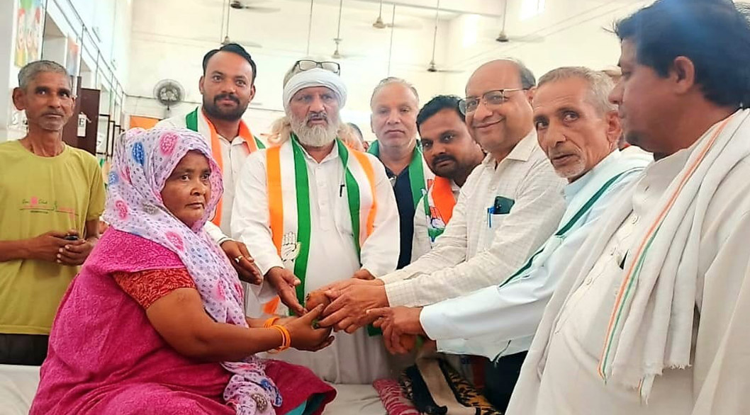 राहुल गांधी के जन्मदिन पर कांग्रेसियों ने मरीजों को फल बांटे