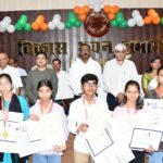 हाईस्कूल एवं इंटरमीडिएट के टॉप-10 मेधावी छात्र-छात्राएं सम्मानित