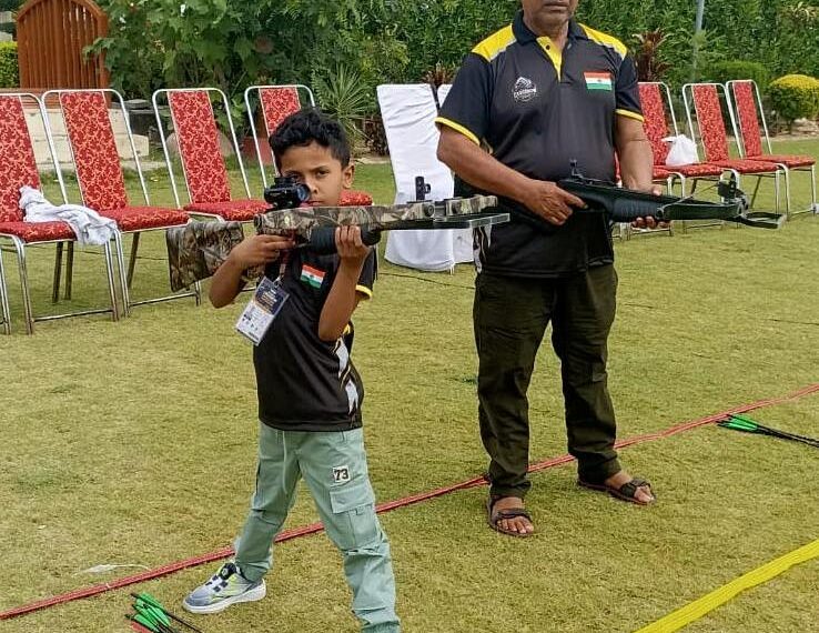 बाबा-नाती ने राष्ट्रीय क्रॉसबो शूटिंग प्रतियोगिता में जीते पदक