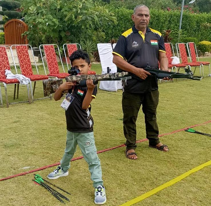 बाबा-नाती ने राष्ट्रीय क्रॉसबो शूटिंग प्रतियोगिता में जीते पदक