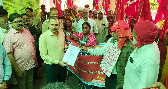माकपा और किसान सभा का विद्युत सब स्टेशन पर धरना