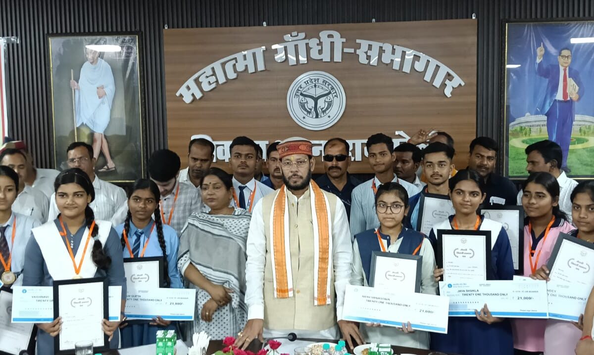 माध्यमिक शिक्षा विभाग के मेधावी छात्र-छात्राएं सम्मानित, मंत्री डॉ. मनोज कुमार पाण्डेय ने किया सम्मान