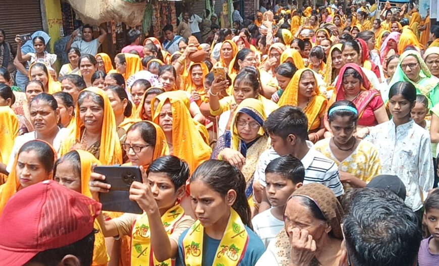 गाजे-बाजे के साथ निकली श्रीमद्भागवत कथा की मंगल कलश यात्रा