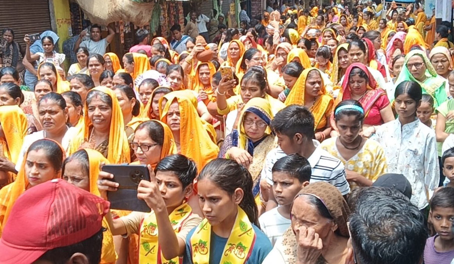 गाजे-बाजे के साथ निकली श्रीमद्भागवत कथा की मंगल कलश यात्रा