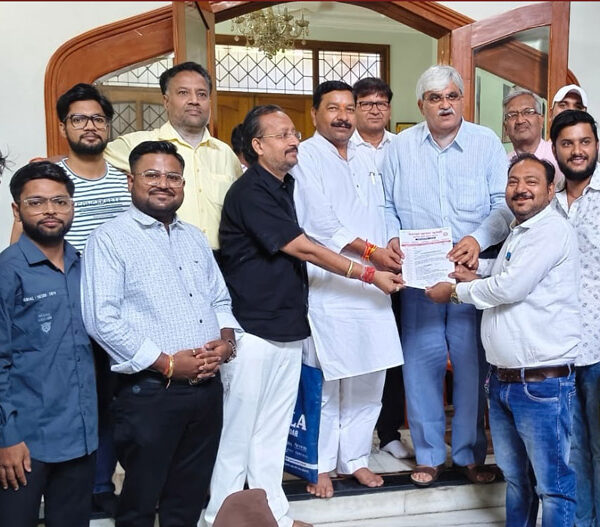 घंटाघर के मूल स्वरूप और स्थान पर पुनर्निर्माण…