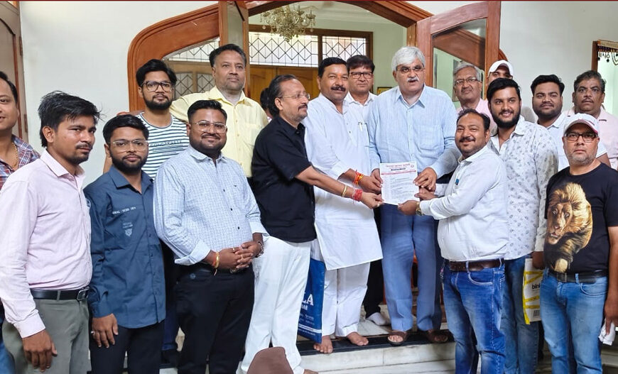 घंटाघर के मूल स्वरूप और स्थान पर पुनर्निर्माण की मांग, व्यापारियों ने सौंपा ज्ञापन