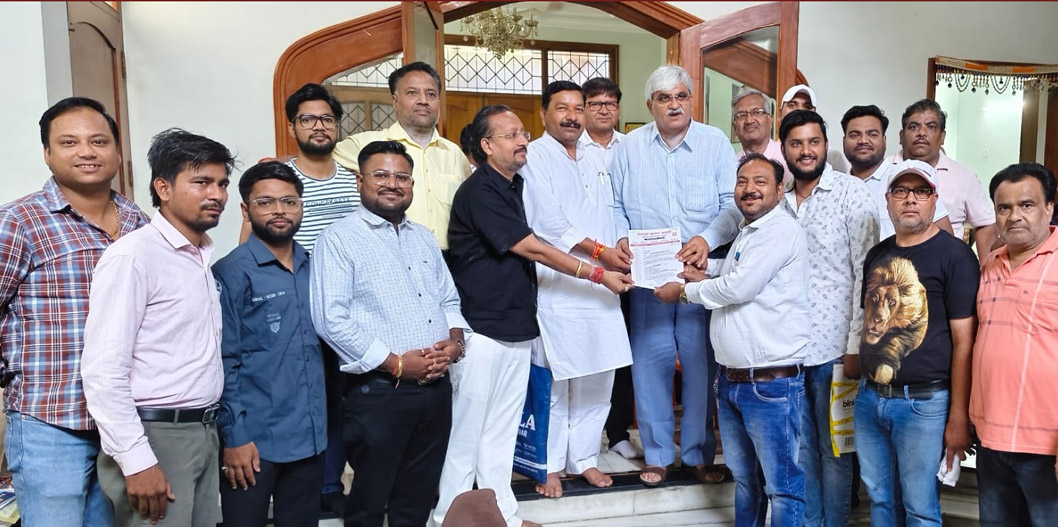 घंटाघर के मूल स्वरूप और स्थान पर पुनर्निर्माण की मांग, व्यापारियों ने सौंपा ज्ञापन