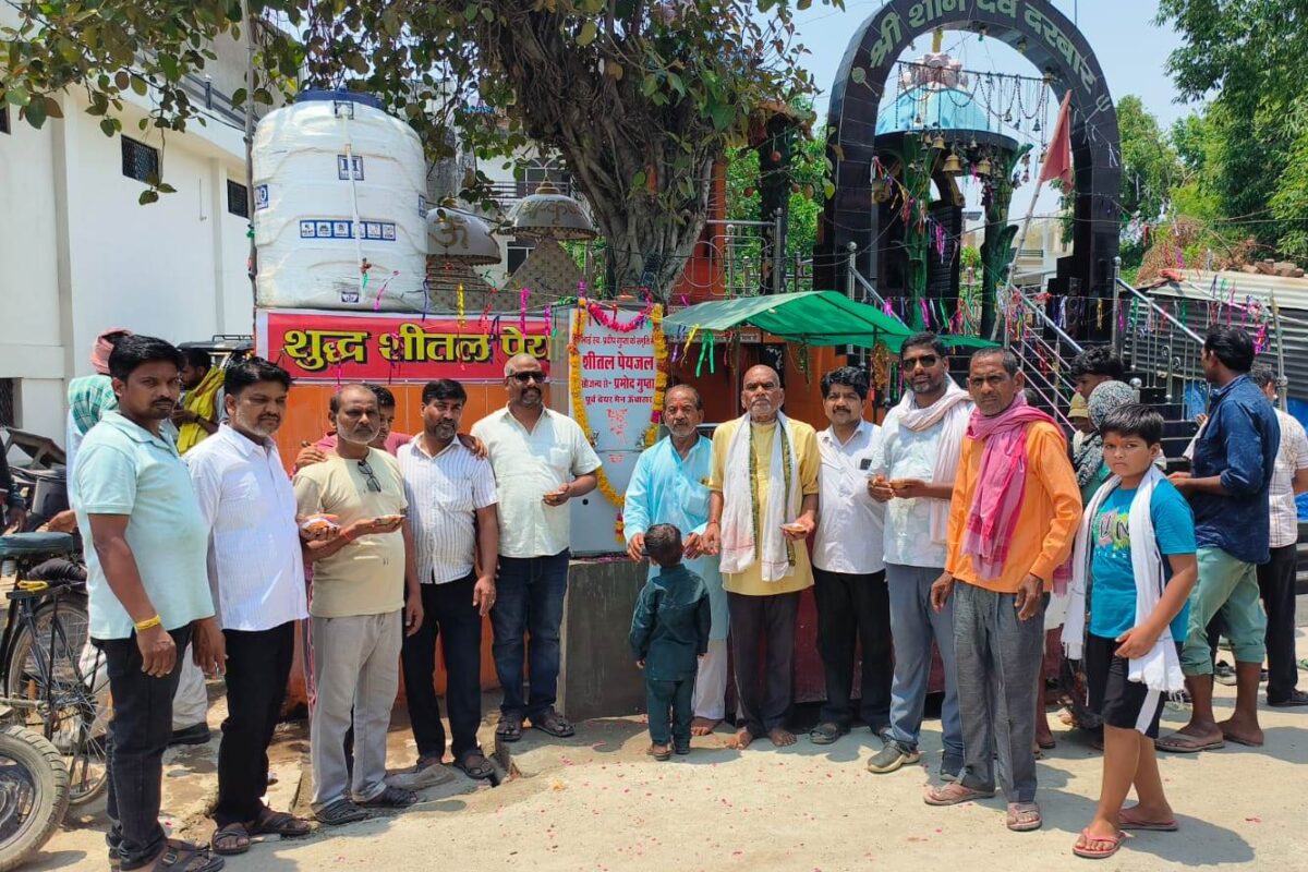 दिवंगत भाई की स्मृति में शनिदेव मंदिर परिसर में लगवाया वाटर कूलर