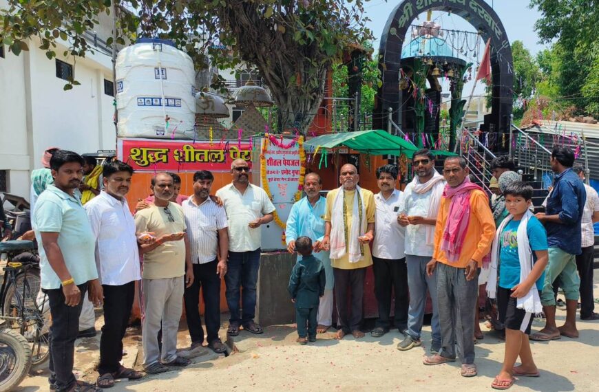 दिवंगत भाई की स्मृति में शनिदेव मंदिर परिसर में लगवाया वाटर कूलर