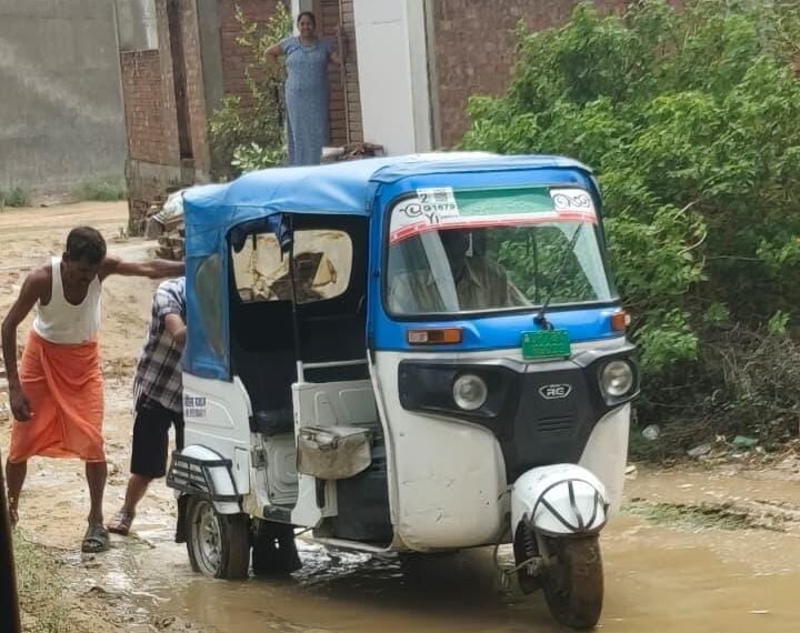थोड़ी सी बारिश में जलभराव से राहगीरों की बढ़ीं मुश्किलें, क्षेत्रीय लोगों में रोष