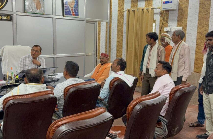 अंबेडकर चबूतरा ढहने के मामले में क्षेत्र पंचायत सदस्यों ने बीडीओ से मांगा कार्यों का&hellip;