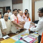 अतिक्रमण अभियान के विरोध में उतरे व्यापारी, नगर आयुक्त को सौंपा ज्ञापन