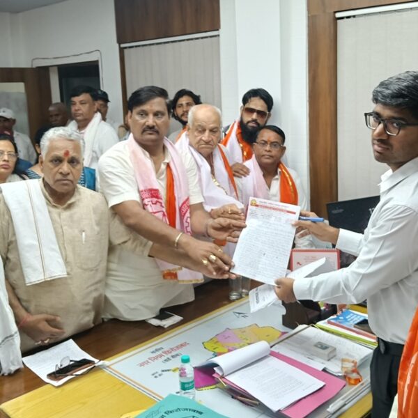 अतिक्रमण अभियान के विरोध में उतरे व्यापारी, नगर&hellip;