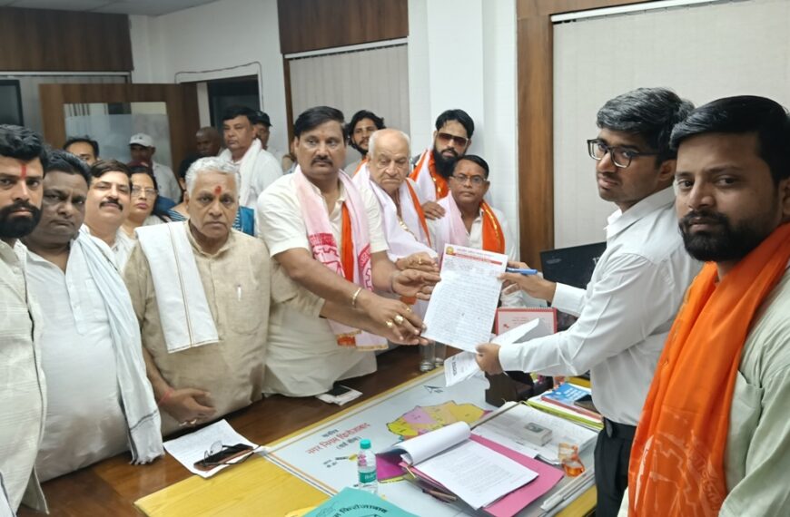 अतिक्रमण अभियान के विरोध में उतरे व्यापारी, नगर आयुक्त को सौंपा ज्ञापन