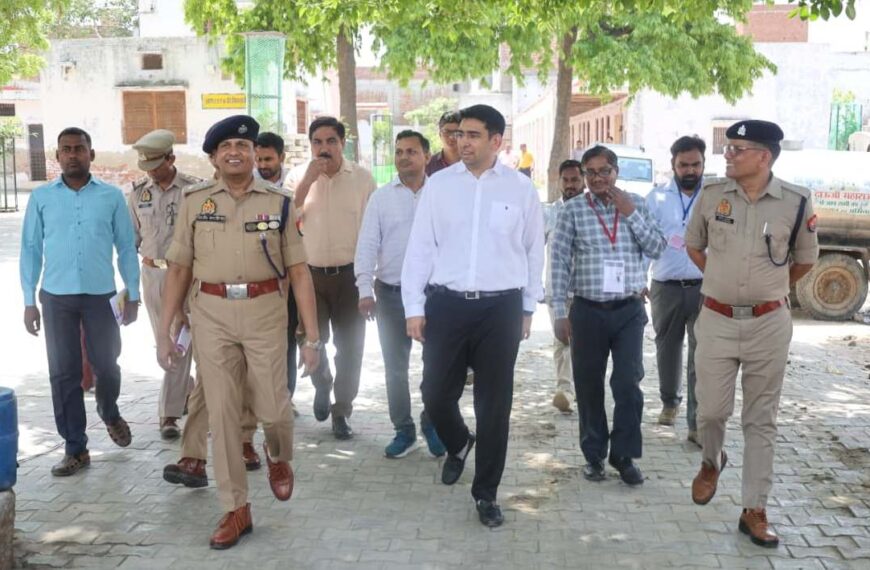 पुलिस भर्ती परीक्षा केंद्रों का डीएम और एसपी ने किया निरीक्षण