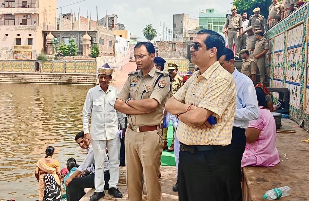 अधिकमास को लेकर डीएम-एसएसपी ने गोवर्धन परिक्रमा मार्ग का किया निरीक्षण