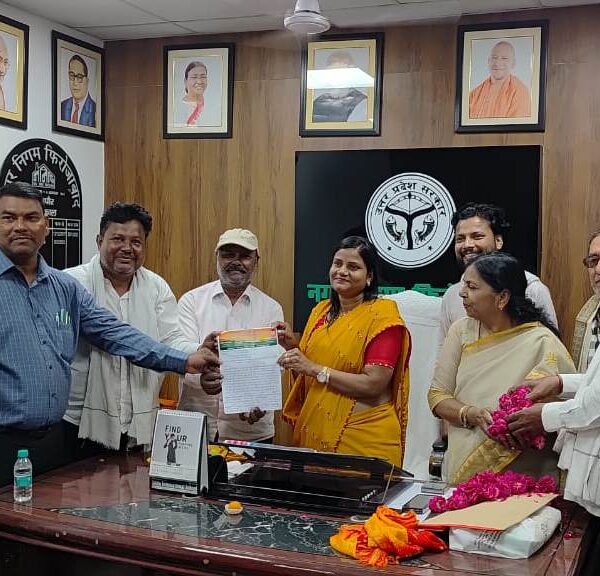 ठेका सफाई कर्मचारी संघ ने महापौर को सौंपा&hellip;