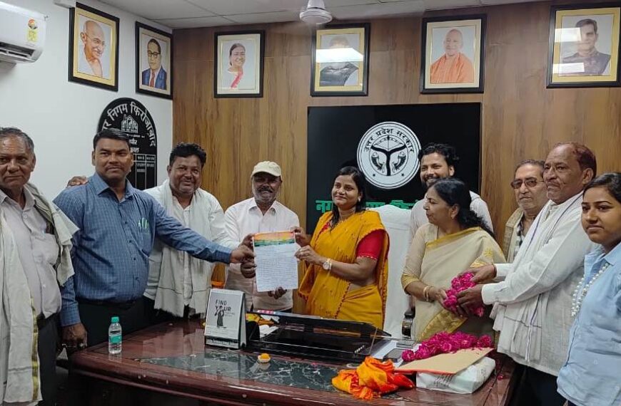 ठेका सफाई कर्मचारी संघ ने महापौर को सौंपा ज्ञापन