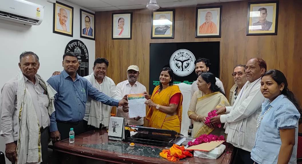 ठेका सफाई कर्मचारी संघ ने महापौर को सौंपा ज्ञापन