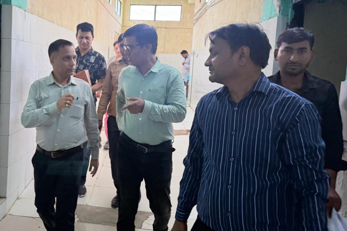 सीएमओ ने किया सिकंदराराऊ ट्रॉमा सेंटर और सीएचसी का औचक निरीक्षण