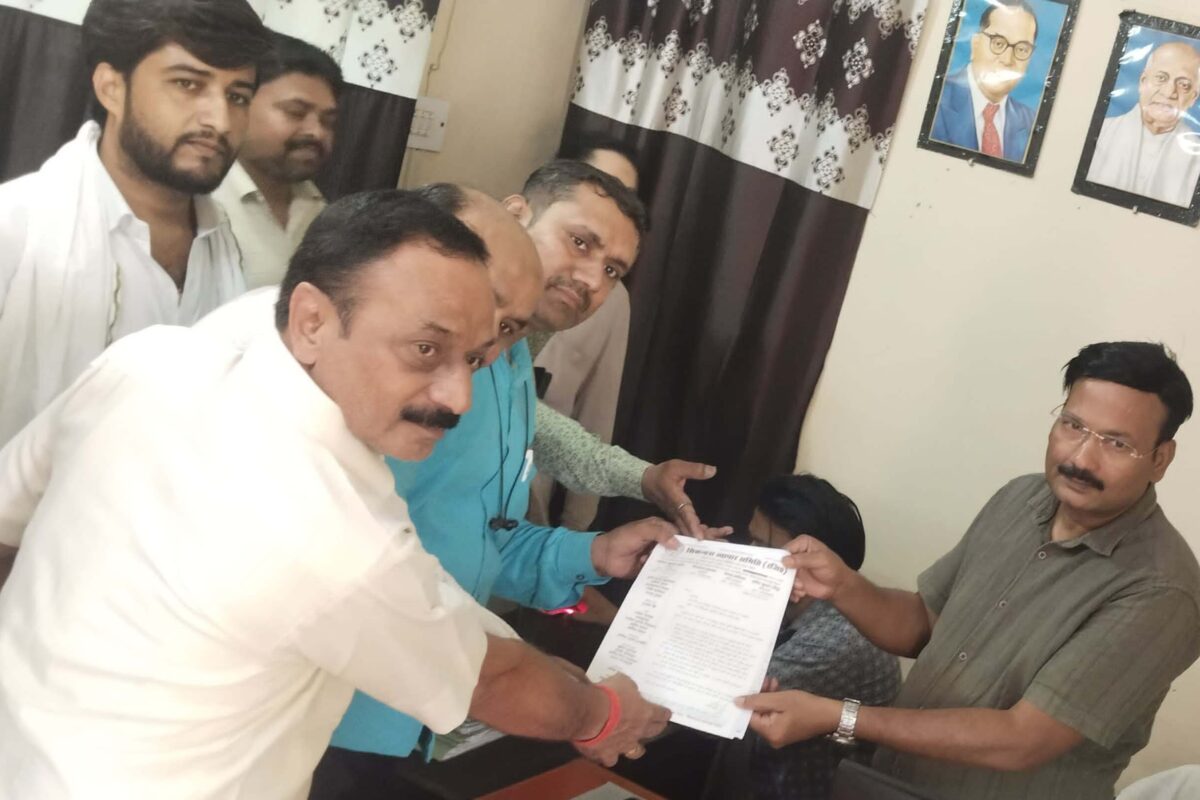 बिजली दरों में बढ़ोतरी के विरोध में व्यापारियों ने सौंपा ज्ञापन
