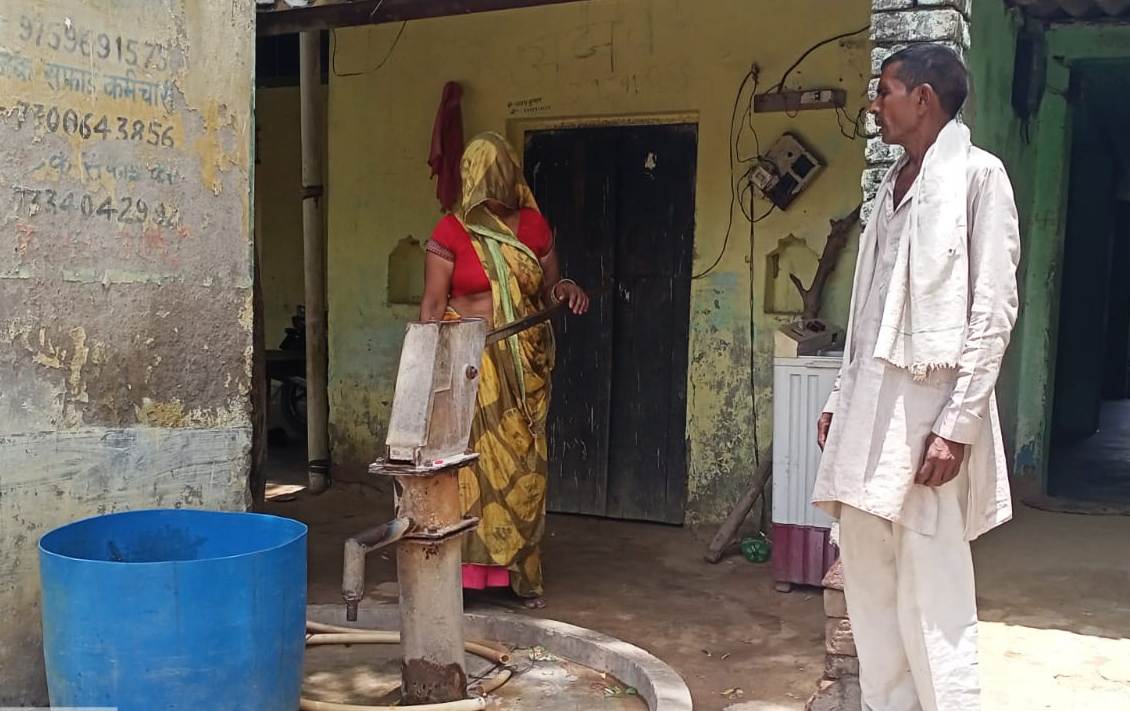 सरकारी हैंडपंपों से तीन दिन में समरसेबल हटाने की चेतावनी
