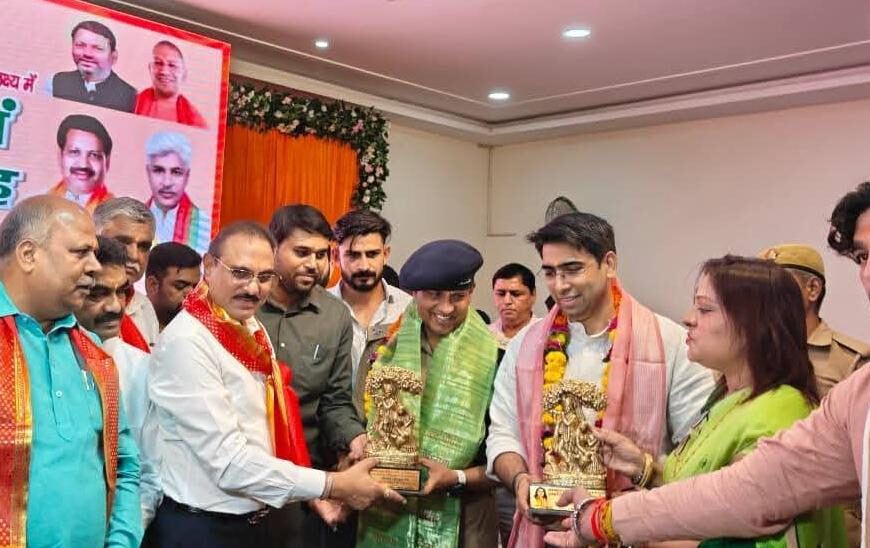 तीन वर्षों के विकास कार्यों पर आधारित स्मारिका का विमोचन