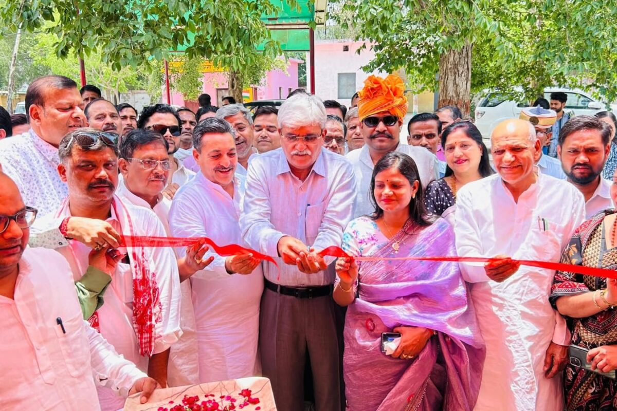 जनप्रतिनिधियों ने विभिन्न योजनाओं के लाभार्थियों से किया संवाद