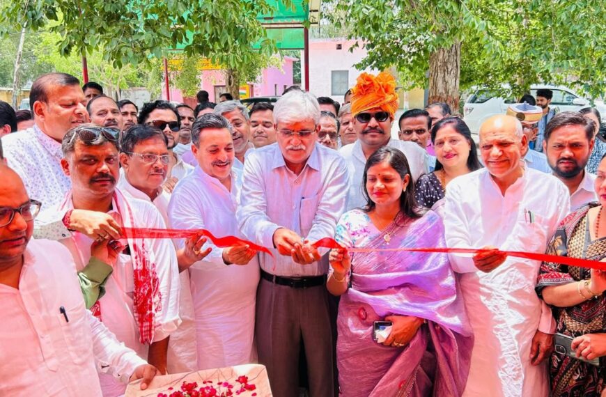 जनप्रतिनिधियों ने विभिन्न योजनाओं के लाभार्थियों से किया संवाद