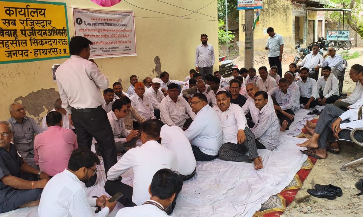 निजीकरण के विरोध में रजिस्ट्री कार्यालय पर सातवें दिन भी धरना जारी
