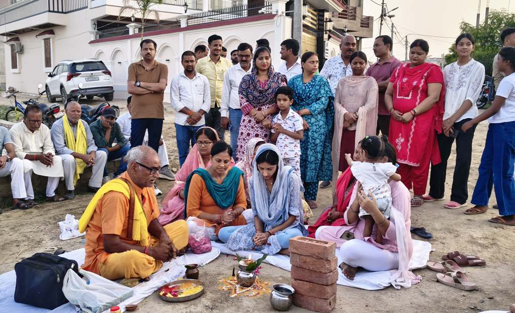 67.55 लाख रुपये की लागत से बनने वाली इंटरलॉकिंग सड़क का विधायक ने किया शुभारंभ