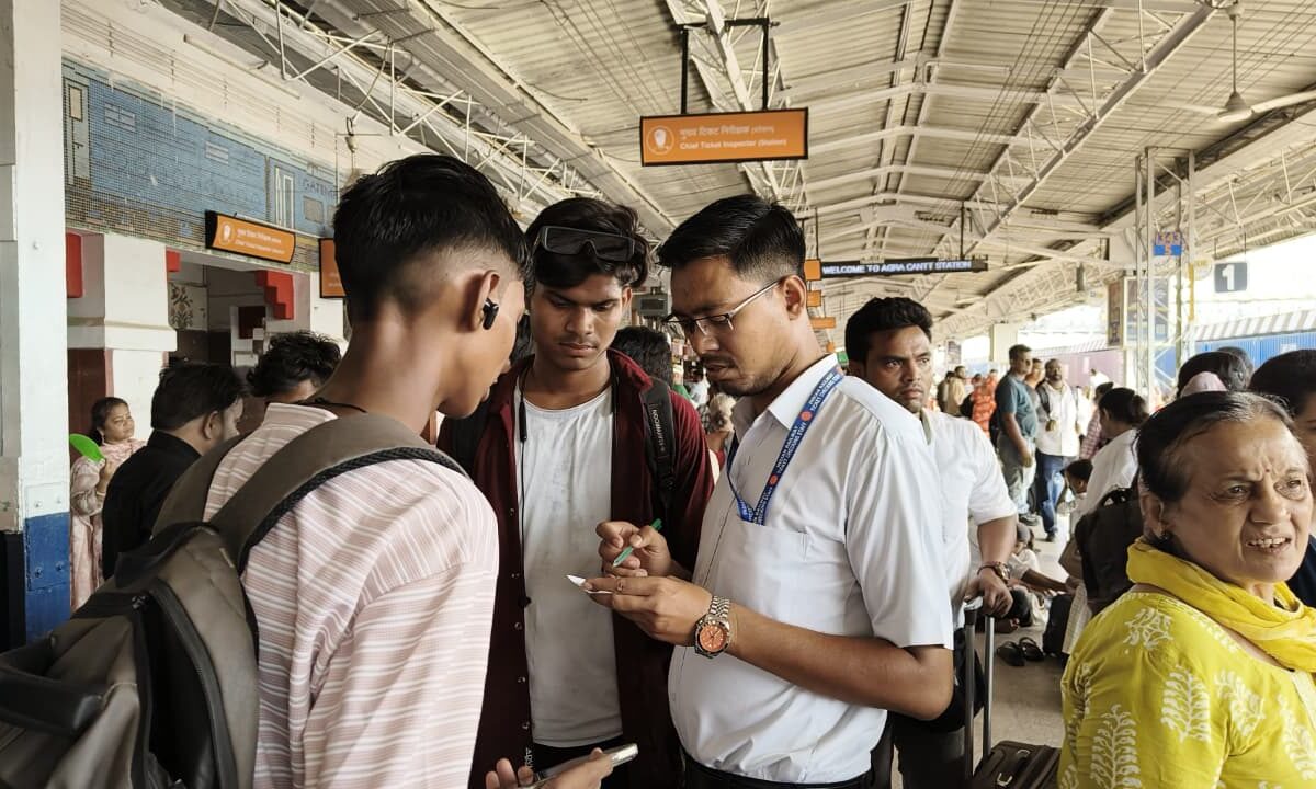 आगरा छावनी स्टेशन पर विशेष टिकट जांच अभियान