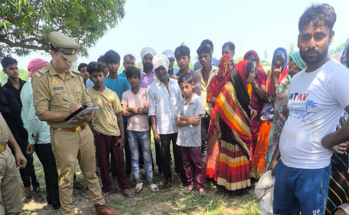 कटहल के पेड़ से लटका मिला युवक का शव, जांच में जुटी पुलिस