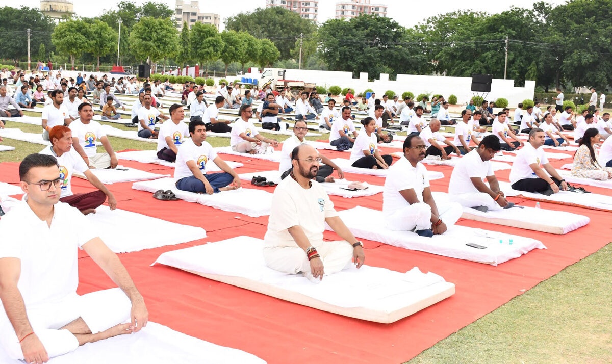 योग शारिरिक, मानसिक, आध्यात्मिक और आत्मिक संतुलन बनाने की एक कला है-योगेन्द्र उपाध्याय