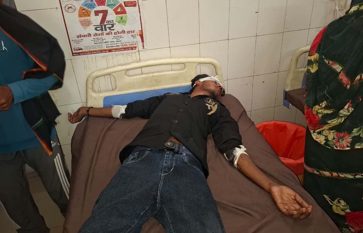 सासनी के नानऊ मार्ग पर अज्ञात वाहन ने बाइक को मारी टक्कर, चार घायल