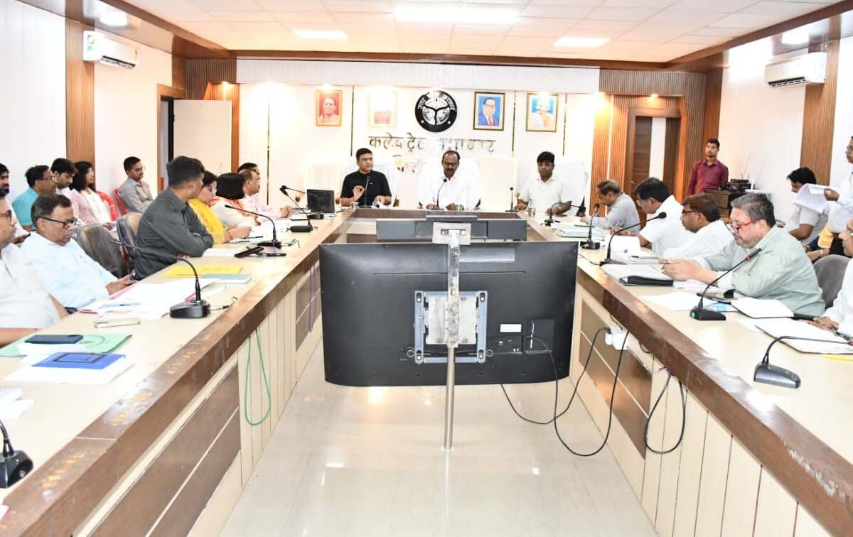 जिलाधिकारी ने सीएम डैशबोर्ड समीक्षा बैठक में लापरवाह विभागों को लगाई फटकार