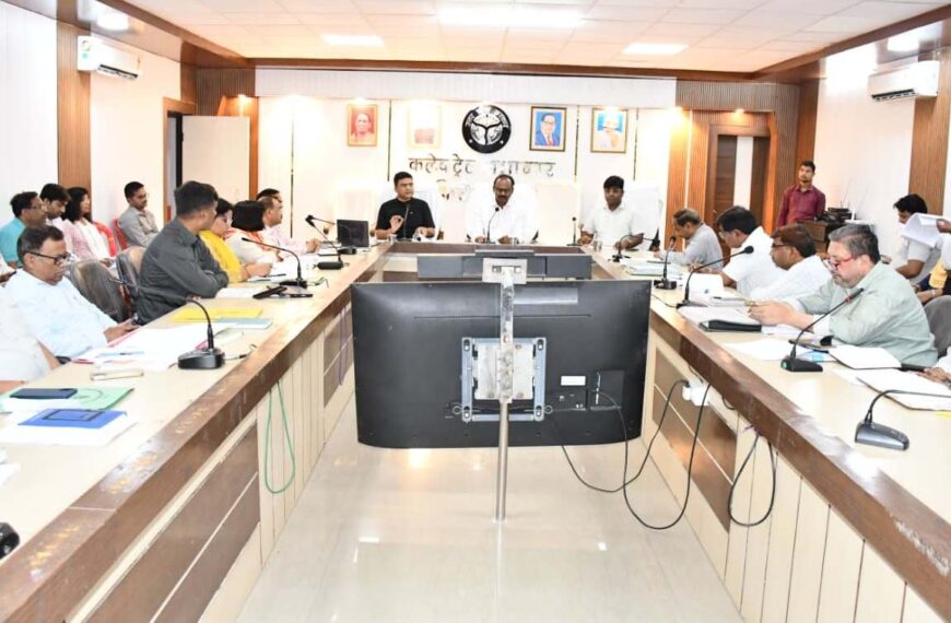 जिलाधिकारी ने सीएम डैशबोर्ड समीक्षा बैठक में लापरवाह विभागों को लगाई फटकार