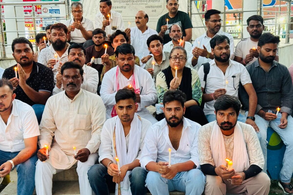 भरत भूषण तिवारी के कथित फर्जी एनकाउंटर के विरोध में कांग्रेस का कैंडल मार्च