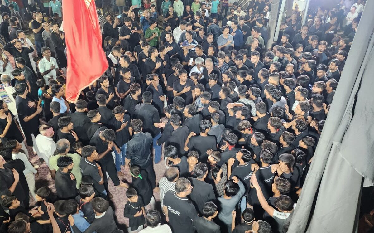 हजरत अब्बास की याद में नम हुईं आंखें, आठवीं मुहर्रम पर अकीदतमंदों ने की नजर-हाजिरी