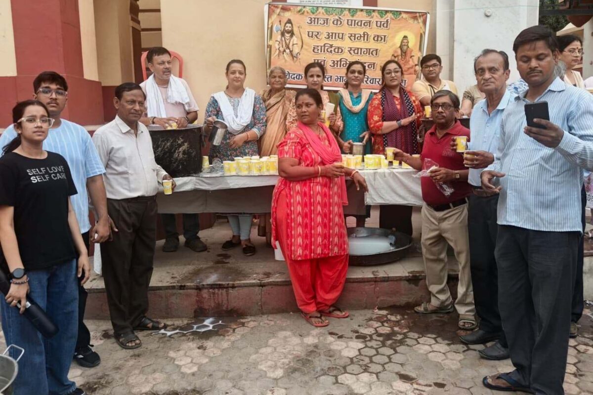 निर्जला एकादशी पर भार्गव समाज ने लगाई दूध-रूह अफजा की प्याऊ
