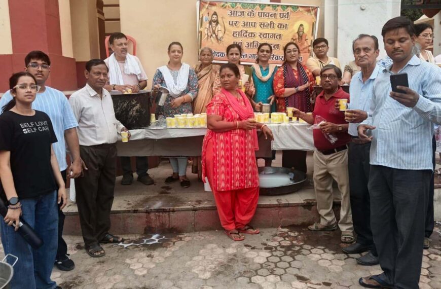 निर्जला एकादशी पर भार्गव समाज ने लगाई दूध-रूह अफजा की प्याऊ