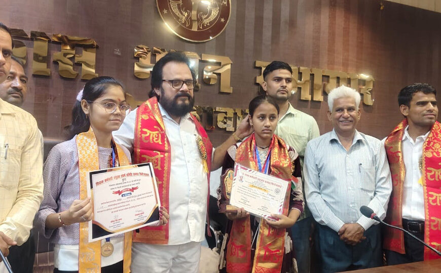 लोकमाता अहिल्याबाई की जयंती पर मेधावी छात्र-छात्राएं सम्मानित