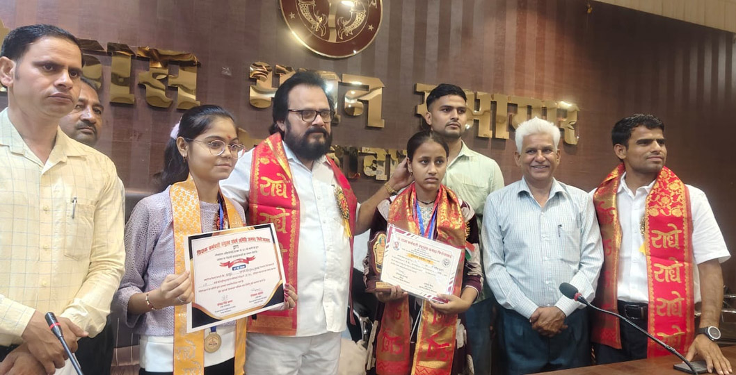 लोकमाता अहिल्याबाई की जयंती पर मेधावी छात्र-छात्राएं सम्मानित
